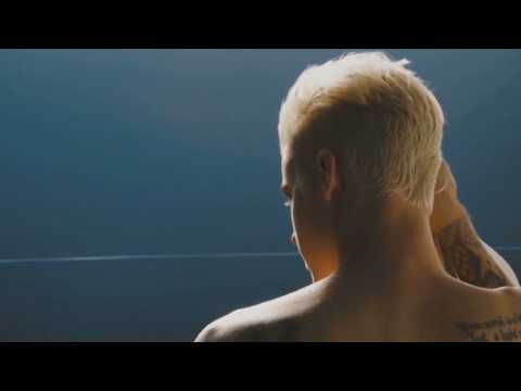 VIDEO : Justin Bieber presume de cuerpo con un nuevo tatuaje