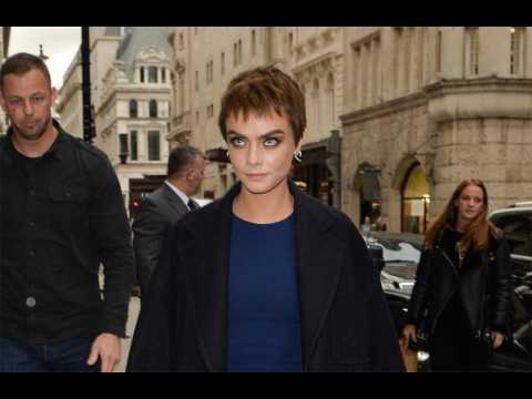 VIDEO : Cara Delevingne became a model to escape emotional issues