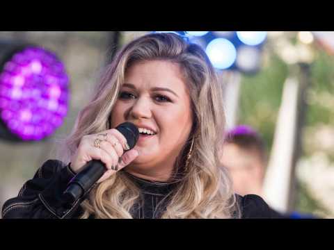 VIDEO : Kelly Clarkson Opens Up About Her Body Image Struggle