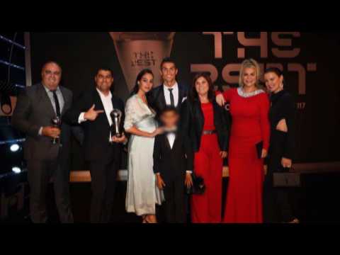 VIDEO : Cristiano Ronaldo presume de familia en The Best 2017