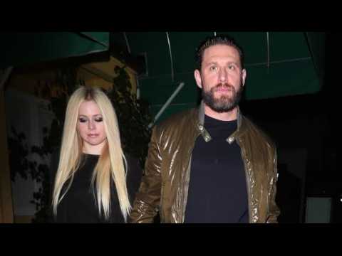 VIDEO : Avril Lavigne Steps Out with Her New Boyfriend