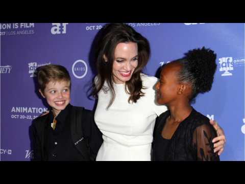 VIDEO : Angelina Jolie Brings Daughters To Red Carpet