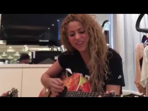 VIDEO : Todo sigue igual: Shakira canta baladas de amor a Piqu