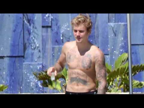VIDEO : A Shirtless Justin Bieber Looks to Love Mexico