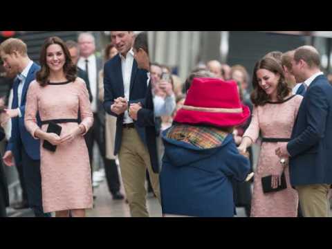 VIDEO : Pregnant Kate Middleton Shows Off Hint of a Baby Bump