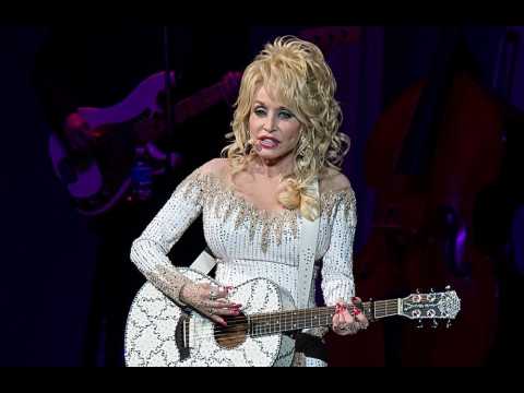 VIDEO : Dolly Parton: My mother sewed my toes back on