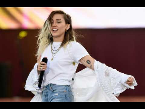 VIDEO : Miley Cyrus quits marijuana