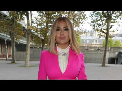 VIDEO : Salma Hayek Goes Blonde For Paris Fashion Week