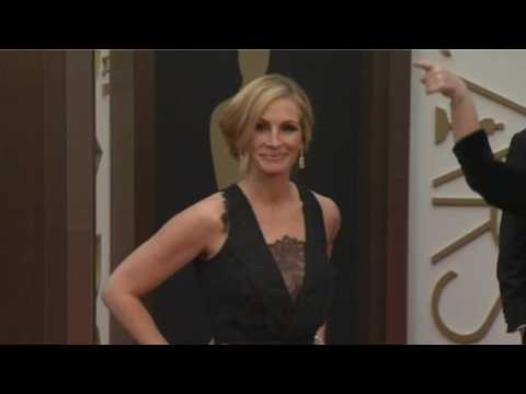 VIDEO : Julia Roberts Would Host SNL If Asked