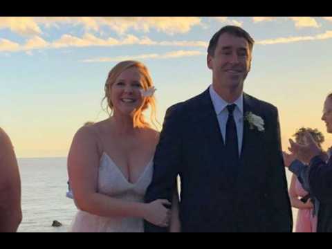 VIDEO : Amy Schumer's last minute wedding gown
