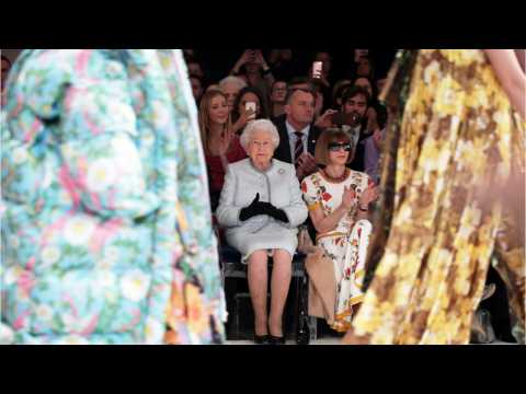 VIDEO : Queen Elizabeth Attends London Fashion Week