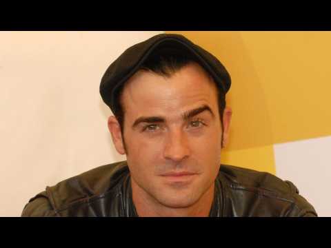 VIDEO : Justin Theroux Seems Happy