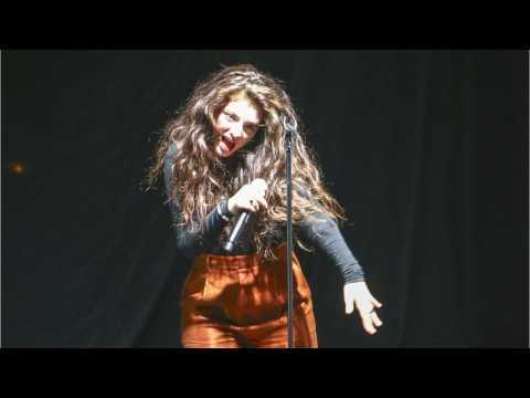 VIDEO : Lorde Jokes With Fans About Acne