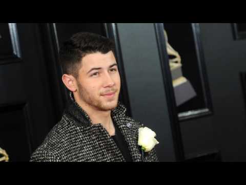 VIDEO : Nick Jonas Kisses Sydney Woman During Vacation