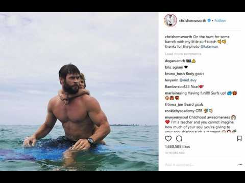 VIDEO : Chris Hemsworth teaches daughter how to surf