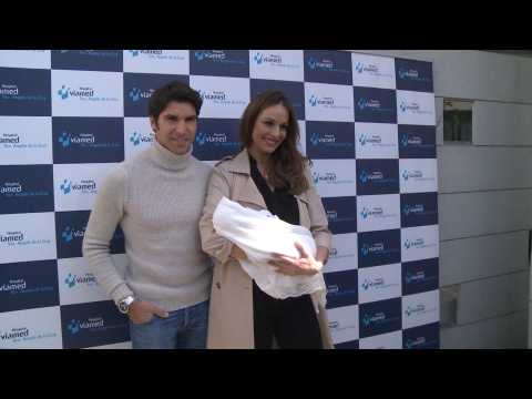VIDEO : Eva Gonz�lez y Cayetano Rivera posan por primera vez con su beb�