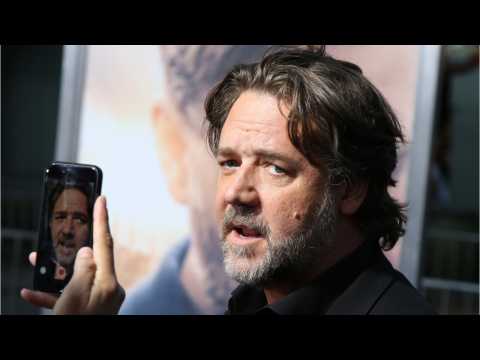 VIDEO : Russell Crowe Auctioning Off Famous Movie Items