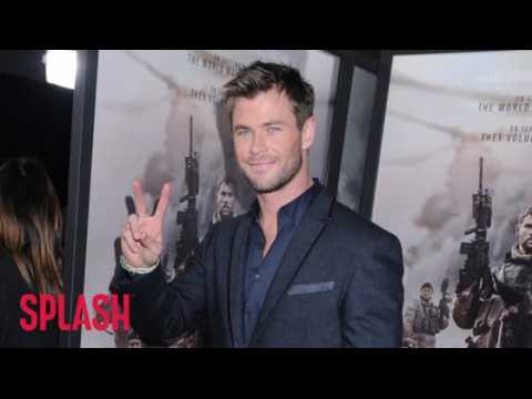 VIDEO : Chris Hemsworth teaches his daughter to surf