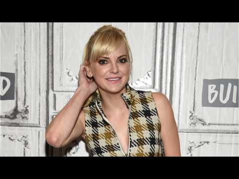 VIDEO : Anna Faris Explains Why She Was ?Terrified? To Remake ?Overboard?