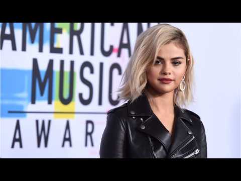 VIDEO : Selena Gomez Sports A New Hairdo