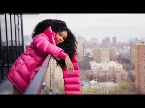 VIDEO : SZA Powers Through Performance Despite Torn Ligament