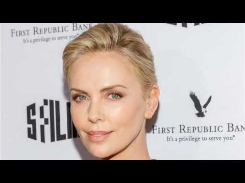 VIDEO : Charlize Theron Rocks Shorts On The Red Carpet