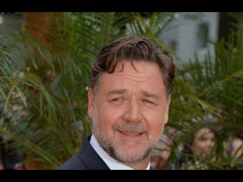 VIDEO : Russell Crowe's confirms 'official' divorce