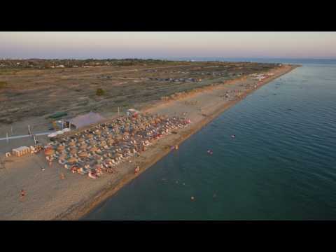 VIDEO : Why Is This Vacation Picture So Funny?