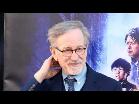 VIDEO : Steven Spielberg Denies Burger Chain Use of His Name