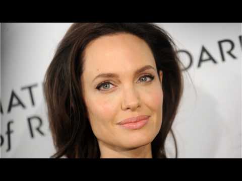 VIDEO : Is Angelina Jolie Dating Now?