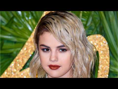 VIDEO : Selena Gomez Hits Roller Rink With Her Girls