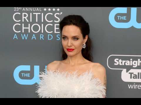 VIDEO : Angelina Jolie not interested in dating