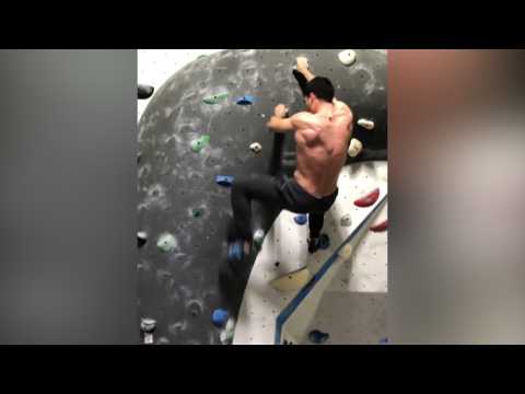 VIDEO : Miguel ngel Silvestre presume de cuerpo escalando