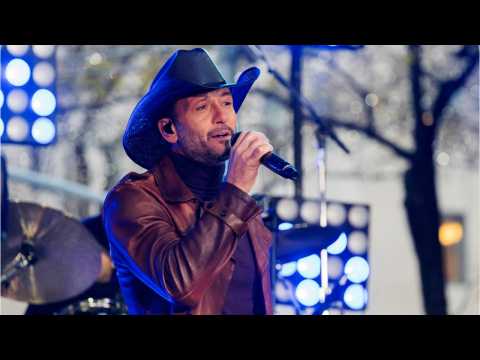 VIDEO : Singer Tim McGraw Collapses From Dehydration At Dublin Concert