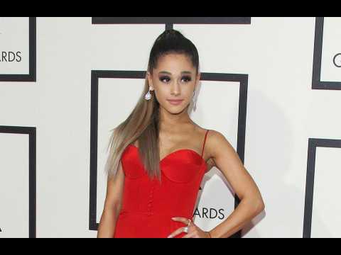 VIDEO : Ariana Grande urges fans to show their faces in pictures