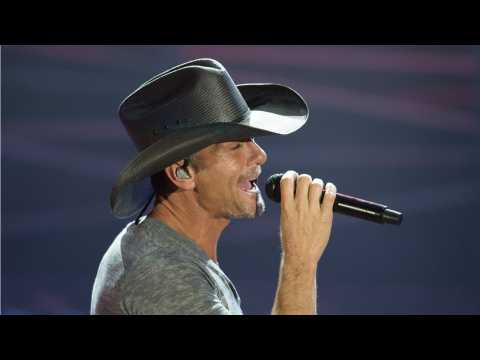 VIDEO : Country Star Tim McGraw Collapses On Stage