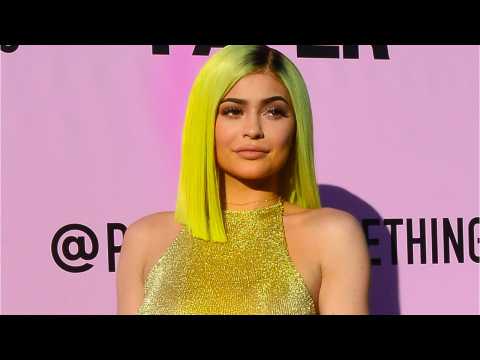 VIDEO : Kylie Cosmetics Has Stormi-Inspired Makeup Collection Swatches