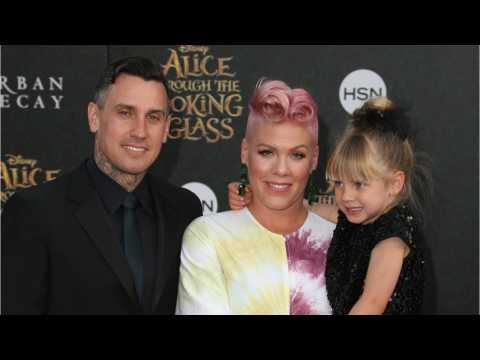 VIDEO : Pink's Daughter Willow Sage Gets Buzzy With Dad Carey Hart