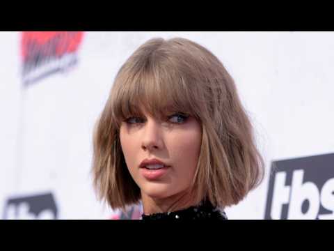 VIDEO : Taylor Swift Performs At Nashville Cafe