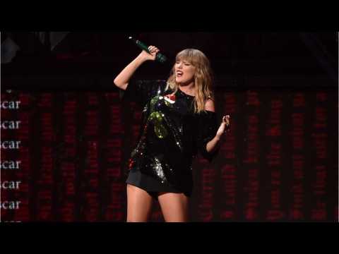 VIDEO : Taylor Swift Surprises Fans At Nashville's Bluebird Cafe