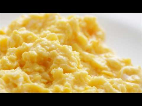 VIDEO : How To Properly Scramble Eggs