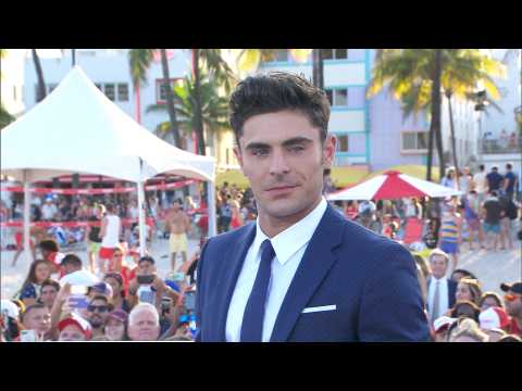 VIDEO : Zac Efron introduces fans to his new pooch