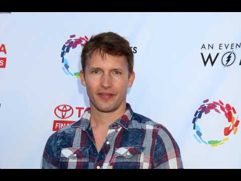 VIDEO : James Blunt reveals the key to his Twitter popularity