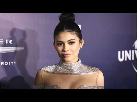 VIDEO : Kylie Jenner Makes Rare Public Outing After Welcoming Daughter Stormi