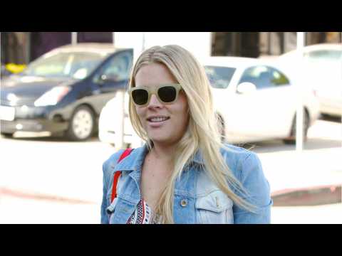 VIDEO : Busy Philipps Goes To Hospital For Sunburned Eyes