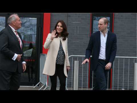 VIDEO : Pregnant Kate Middleton Looks Sleek In Black Skinny Jeans