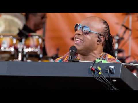 VIDEO : Stevie Wonder defends Bruno Mars
