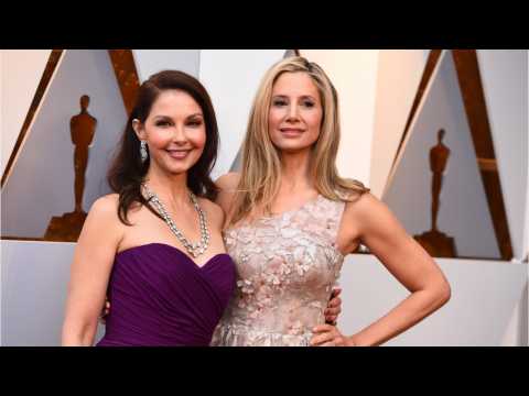 VIDEO : Ashley Judd And Mira Sorvino Team Up For Powerful Message On Oscars Red Carpet