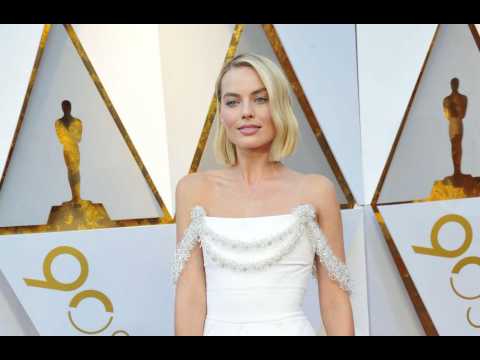 VIDEO : Margot Robbie repaired her own Oscars dress
