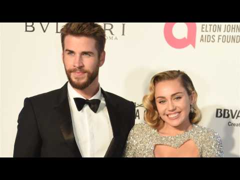 VIDEO : Miley Cyrus And Liam Hemsworth Make The Oscar Party Rounds